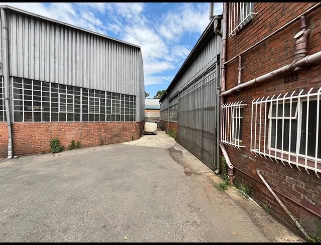 1,100M² WAREHOUSE FOR SALE IN NEW ERA